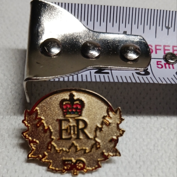 ELIZABETH II 50 years anniversary  coronation pin - Picture 3 of 3